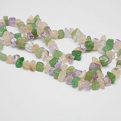 Halskette aus natürlichen Edelsteinchips in Pastelltönen