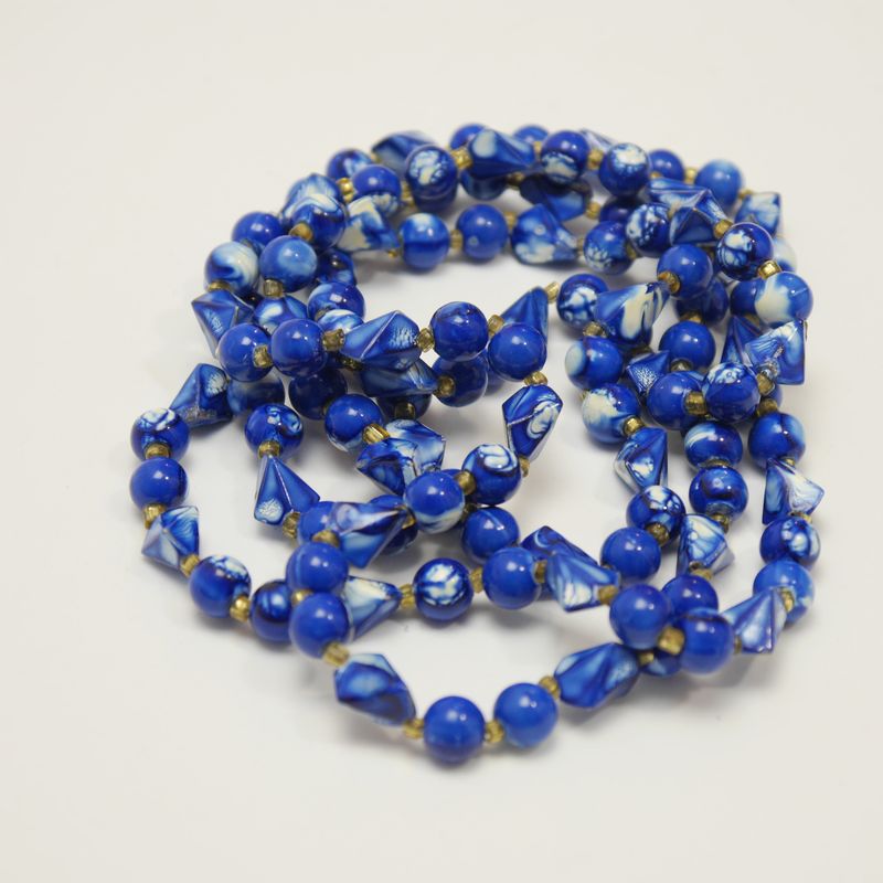 Lange Kette in dekorativem Blau