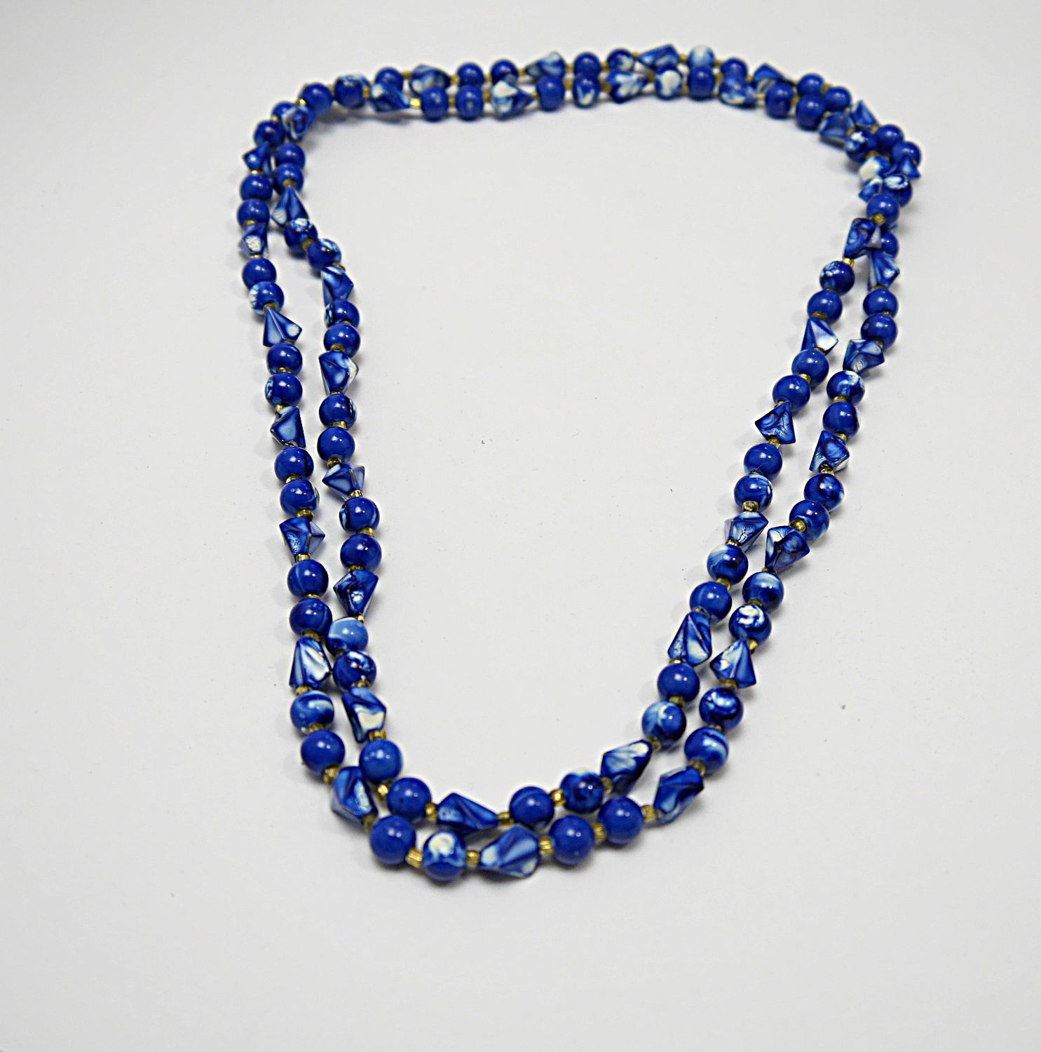 Lange Kette in dekorativem Blau