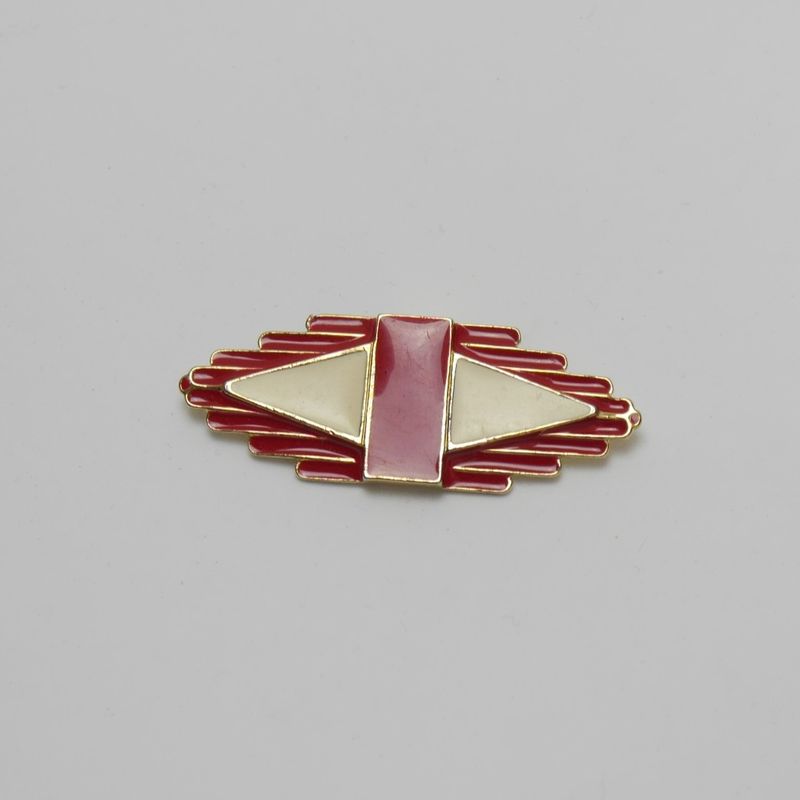 Rot-weiße Brosche im geometrischen Design