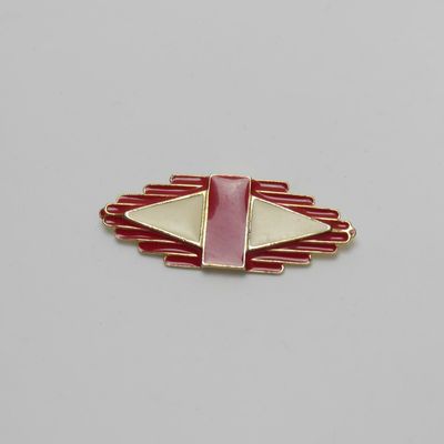 Rot-weiße Brosche im geometrischen Design