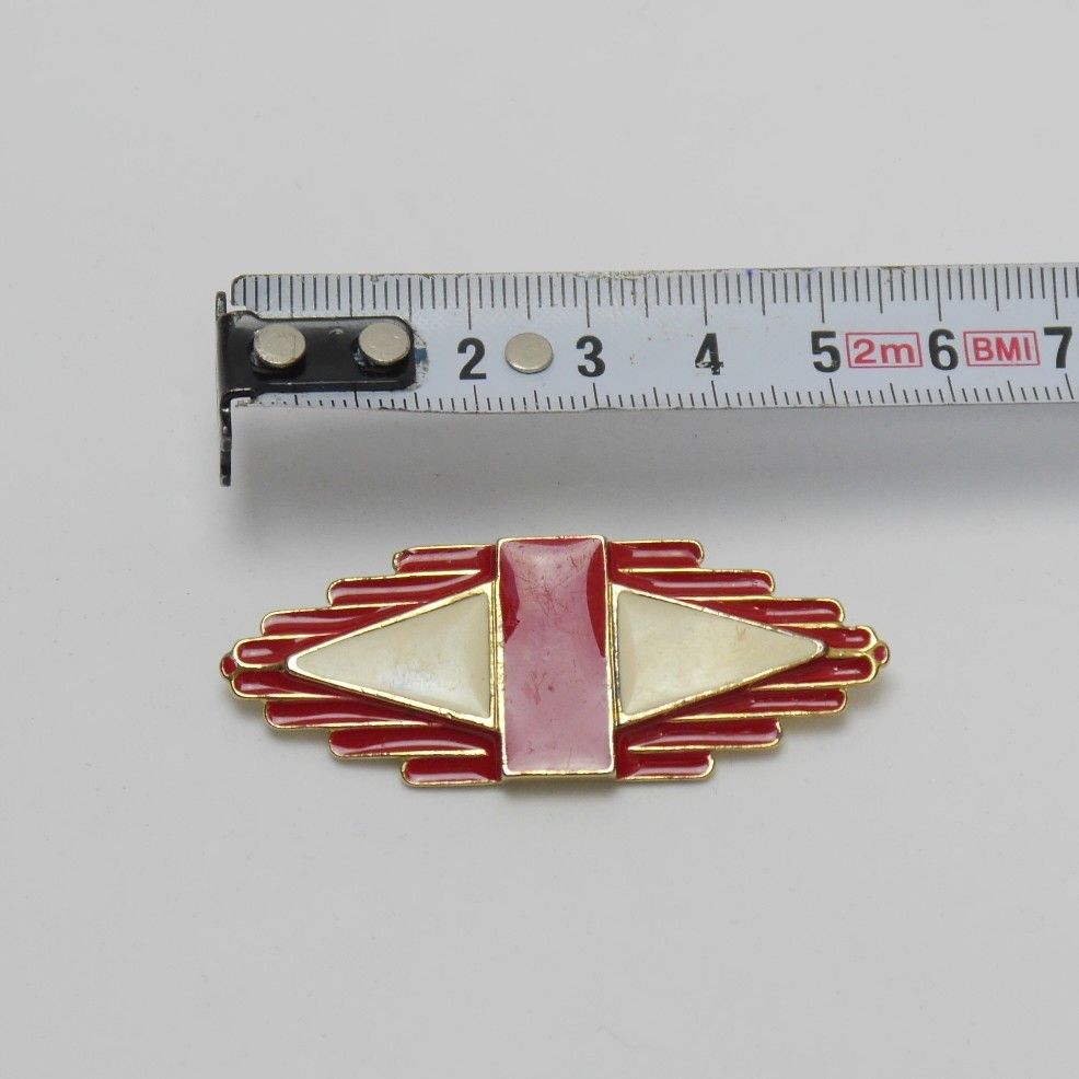 Rot-weiße Brosche im geometrischen Design