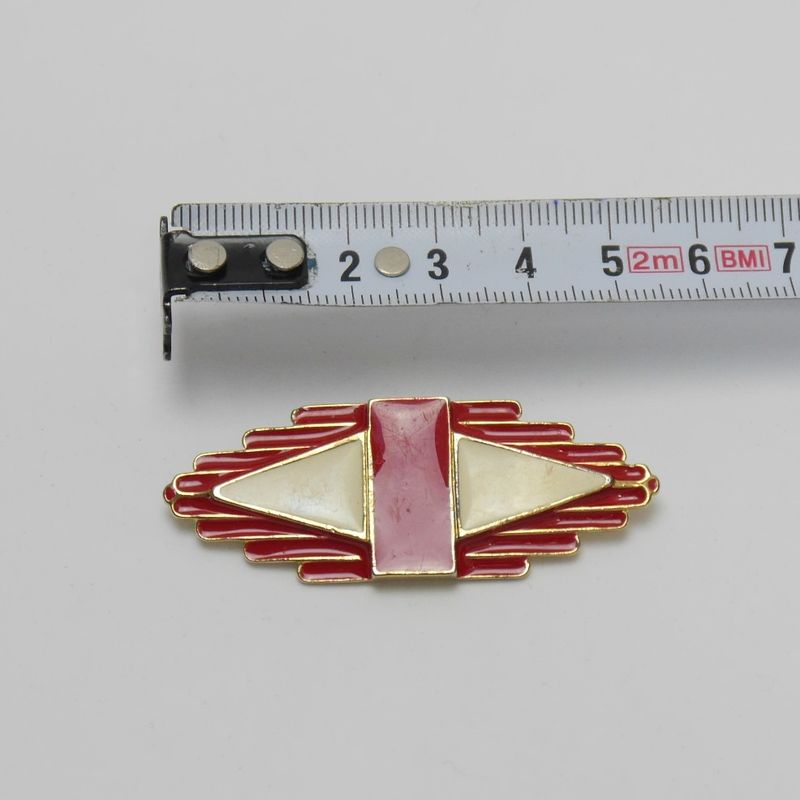 Rot-weiße Brosche im geometrischen Design