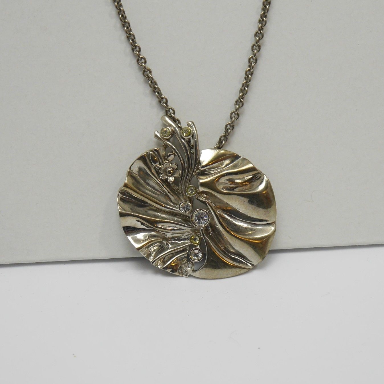 Statement-Kette in Silberoptik mit strukturiertem Anhänger und Strass-Elementen