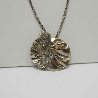 Statement-Kette in Silberoptik mit strukturiertem Anhänger und Strass-Elementen