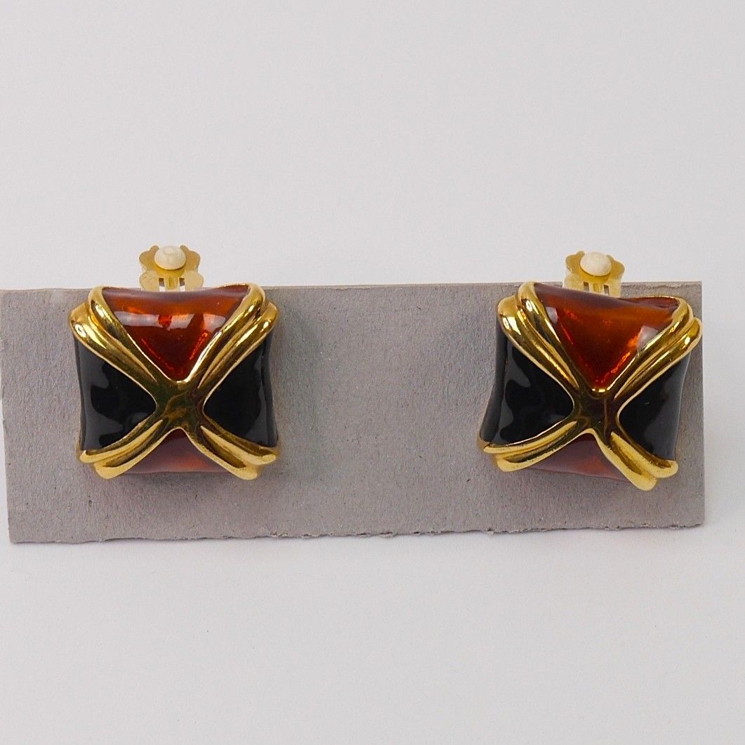 Ohrclips in Schwarz-Rot-Gold – Vintage Statement