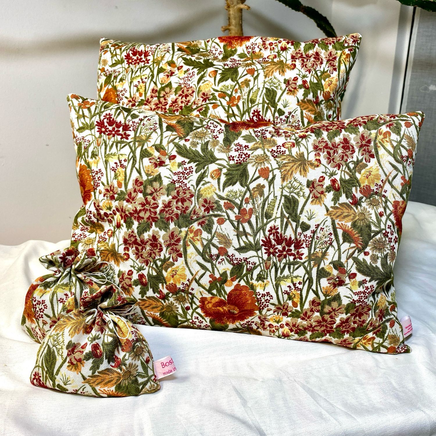 Set aus 2 Dekokissen &amp; 2 Zirbensäckchen – Handgefertigt im floralen Design