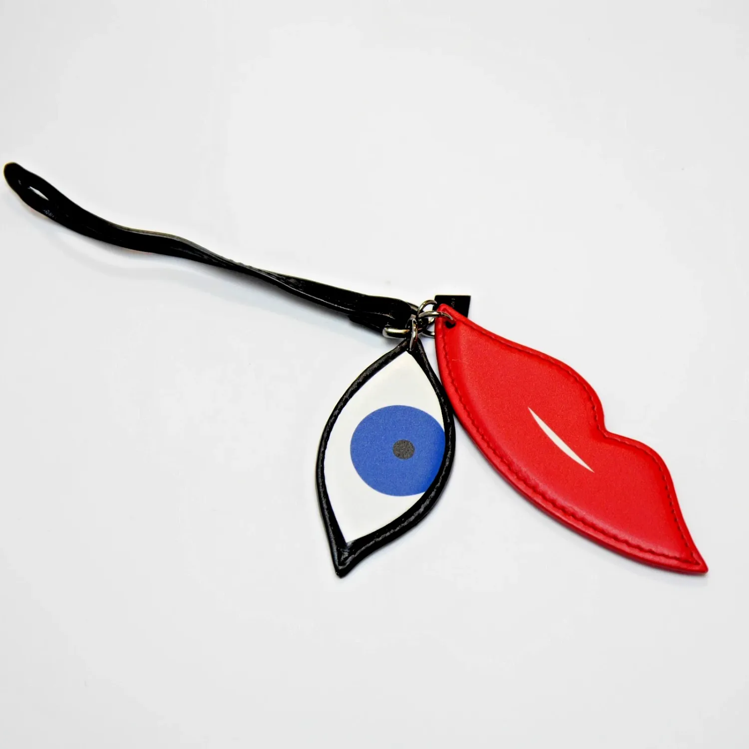 Akris Taschenanhänger „Lippen &amp; Auge“ – Leder-Charm in Rot &amp; Schwarz