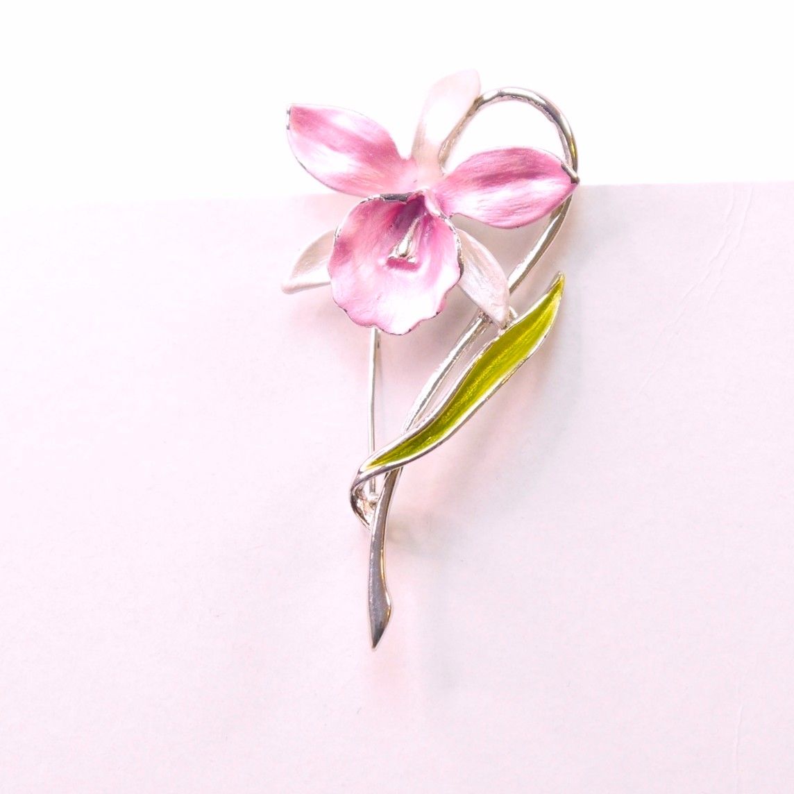 Zarte Blüten-Brosche in Rosa &amp; Silber – elegante Modebrosche