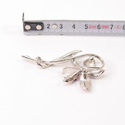 Zarte Blüten-Brosche in Rosa & Silber – elegante Modebrosche