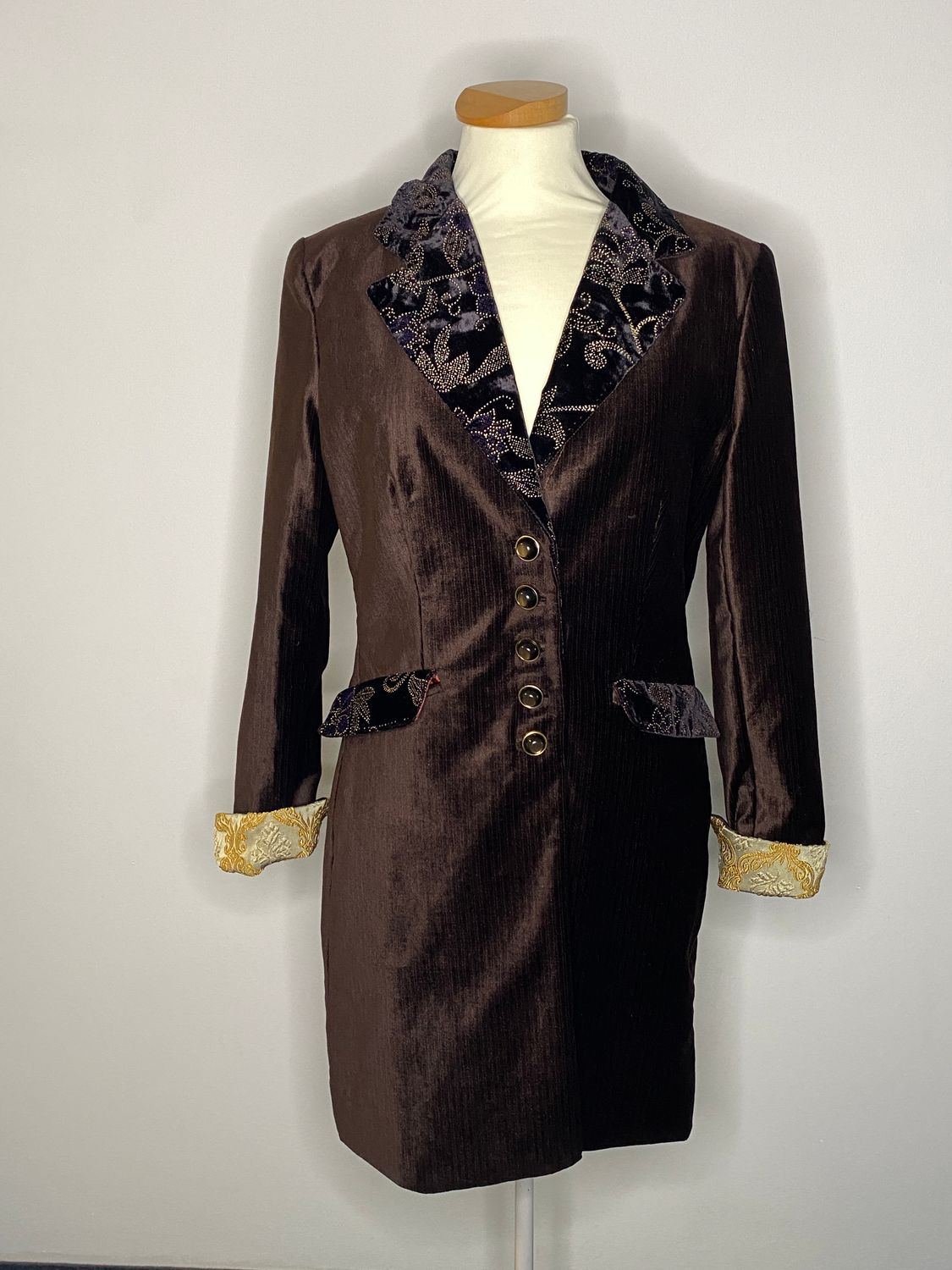 Samt-Gehrock mit Glitzerdetails