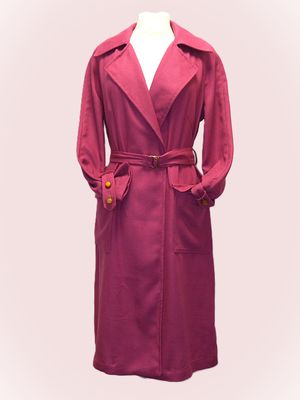 Trenchkleid in geschmackvollem Beerenton Trenchkleid in geschmackvollem Beerenton
