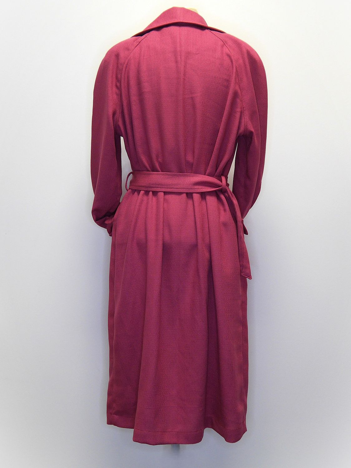 Trenchkleid in geschmackvollem Beerenton