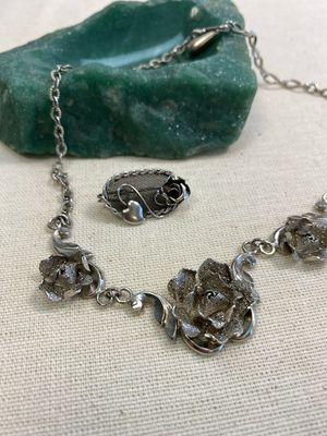Trachtenkette und Brosche mit Rosenornamentik – silberfarben, florales Design