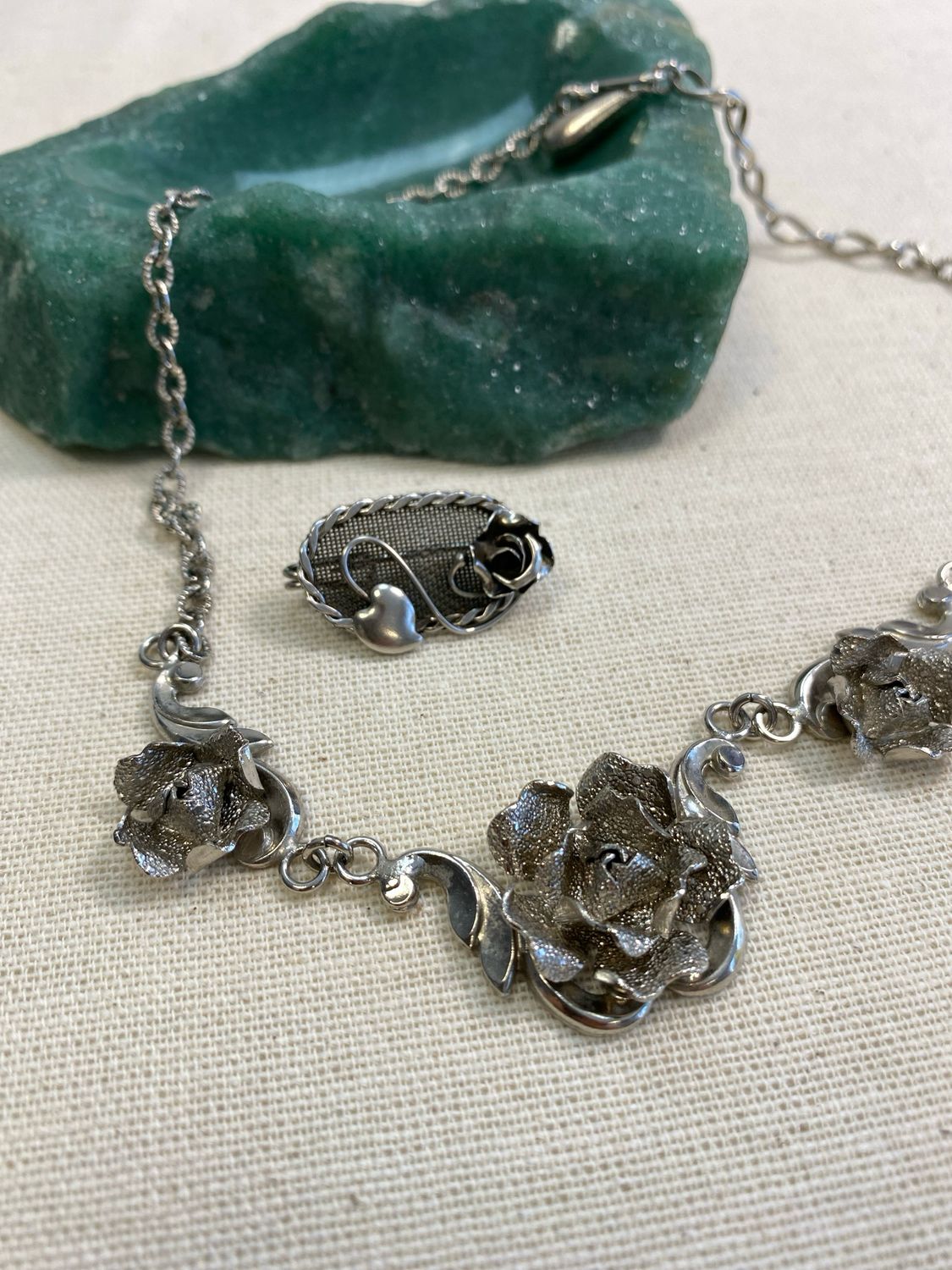 Schmuckset: Trachtenkette und Brosche mit Rosenornamentik