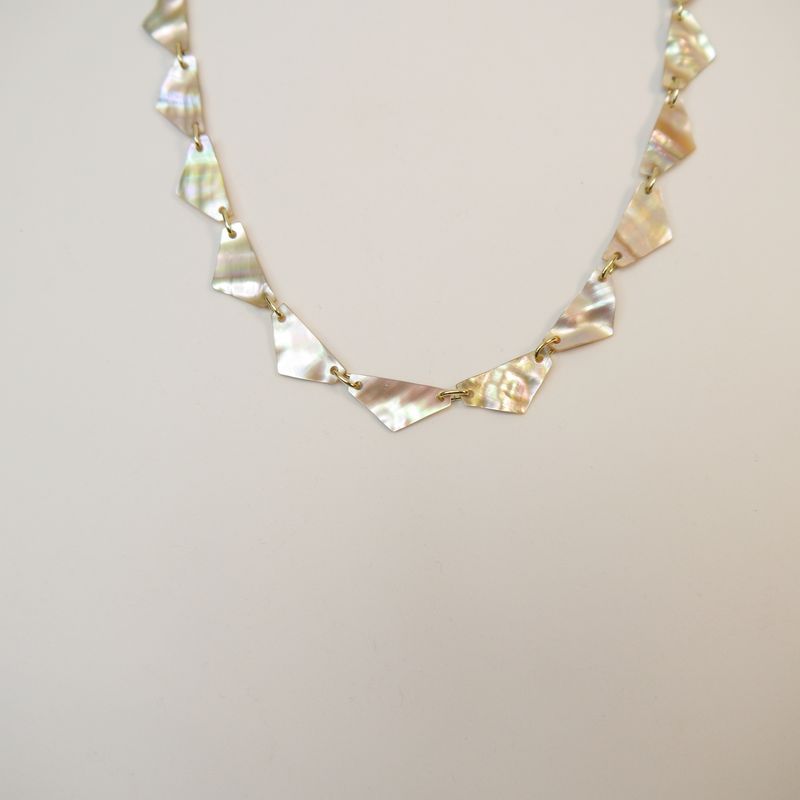 Vintage Collier – Perlmutt-Dreiecke mit irisierendem Schimmer