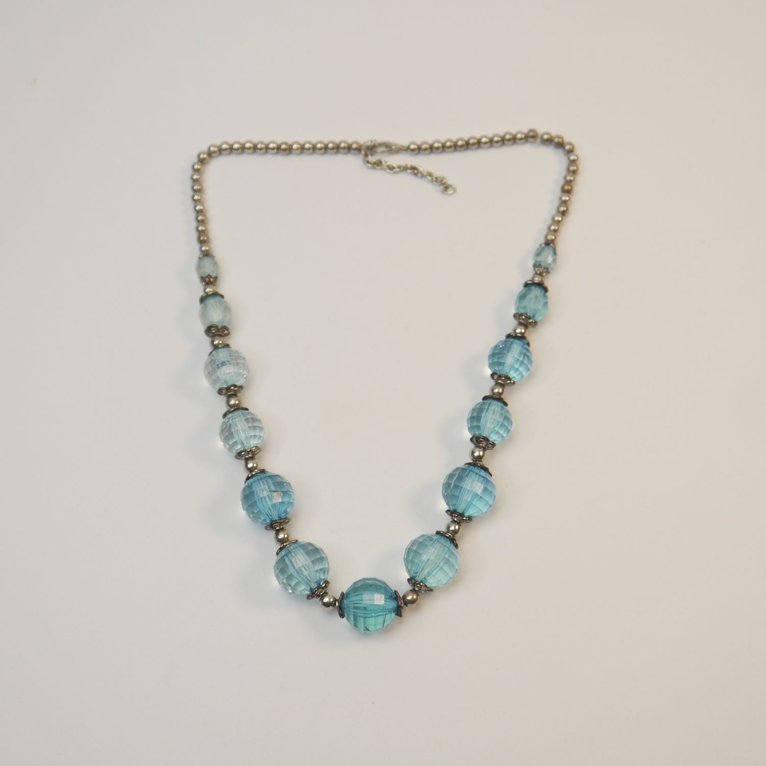 Vintage-Glasperlenkette in Hellblau – facettierte Kugeln mit Metallakzenten