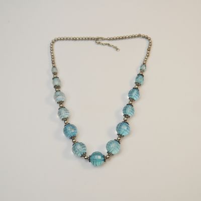Vintage-Glasperlenkette in Hellblau – facettierte Kugeln mit Metallakzenten