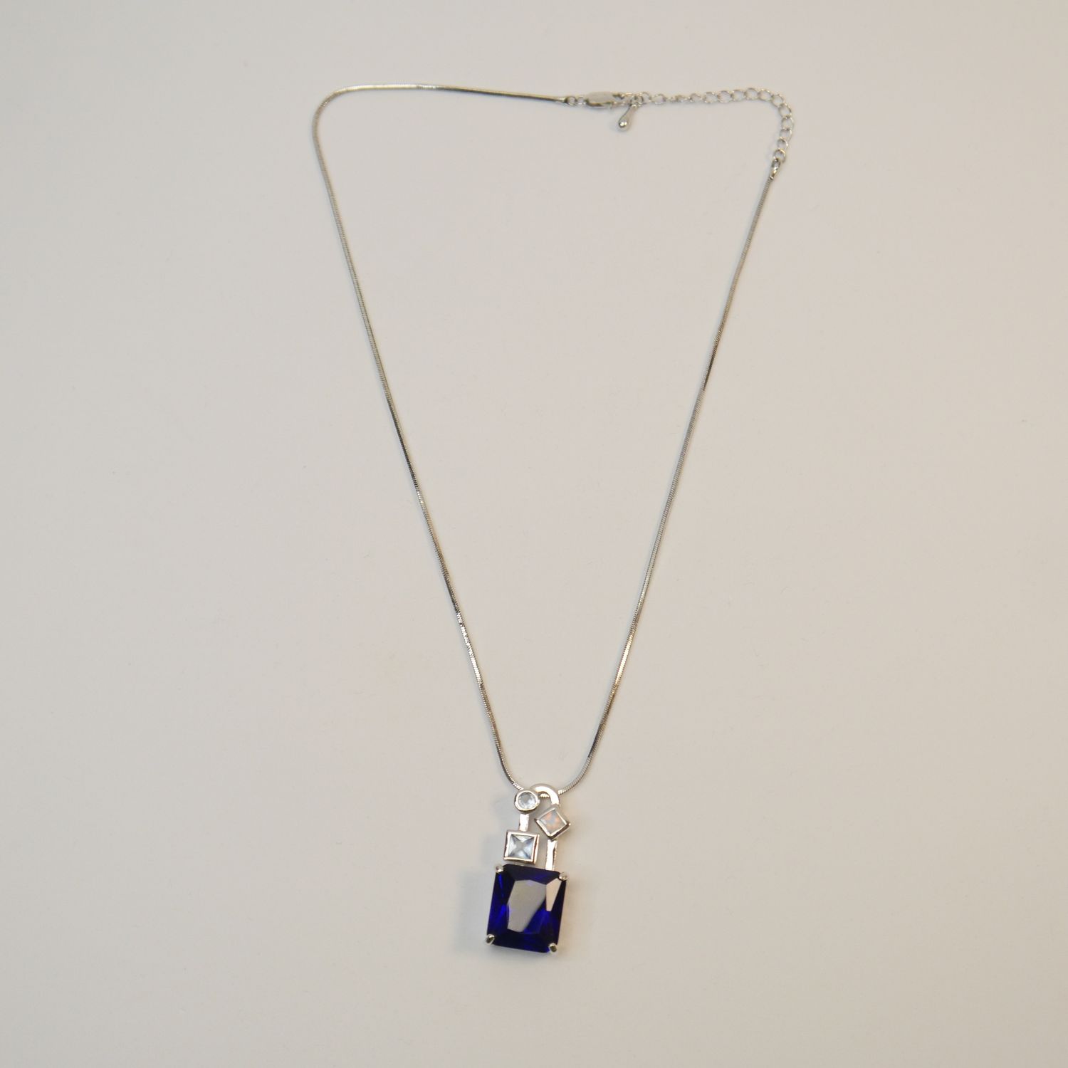 Elegante, silberfarbene Kette mit großem blauen Anhänger