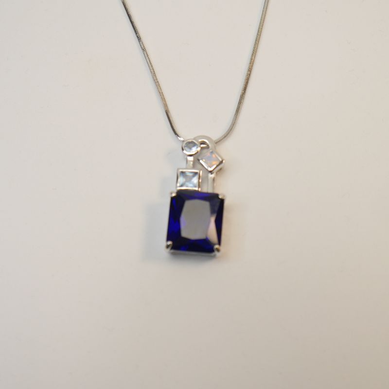 Elegante, silberfarbene Kette mit großem blauen Anhänger