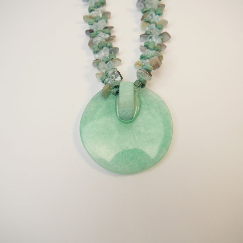 Collier mit changierendem Muschel-Anhänger in Grün
