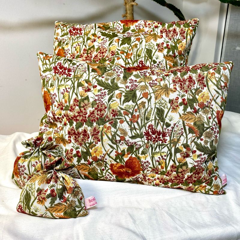 Set aus 2 Dekokissen &amp; 2 Zirbensäckchen – Handgefertigt im floralen Design