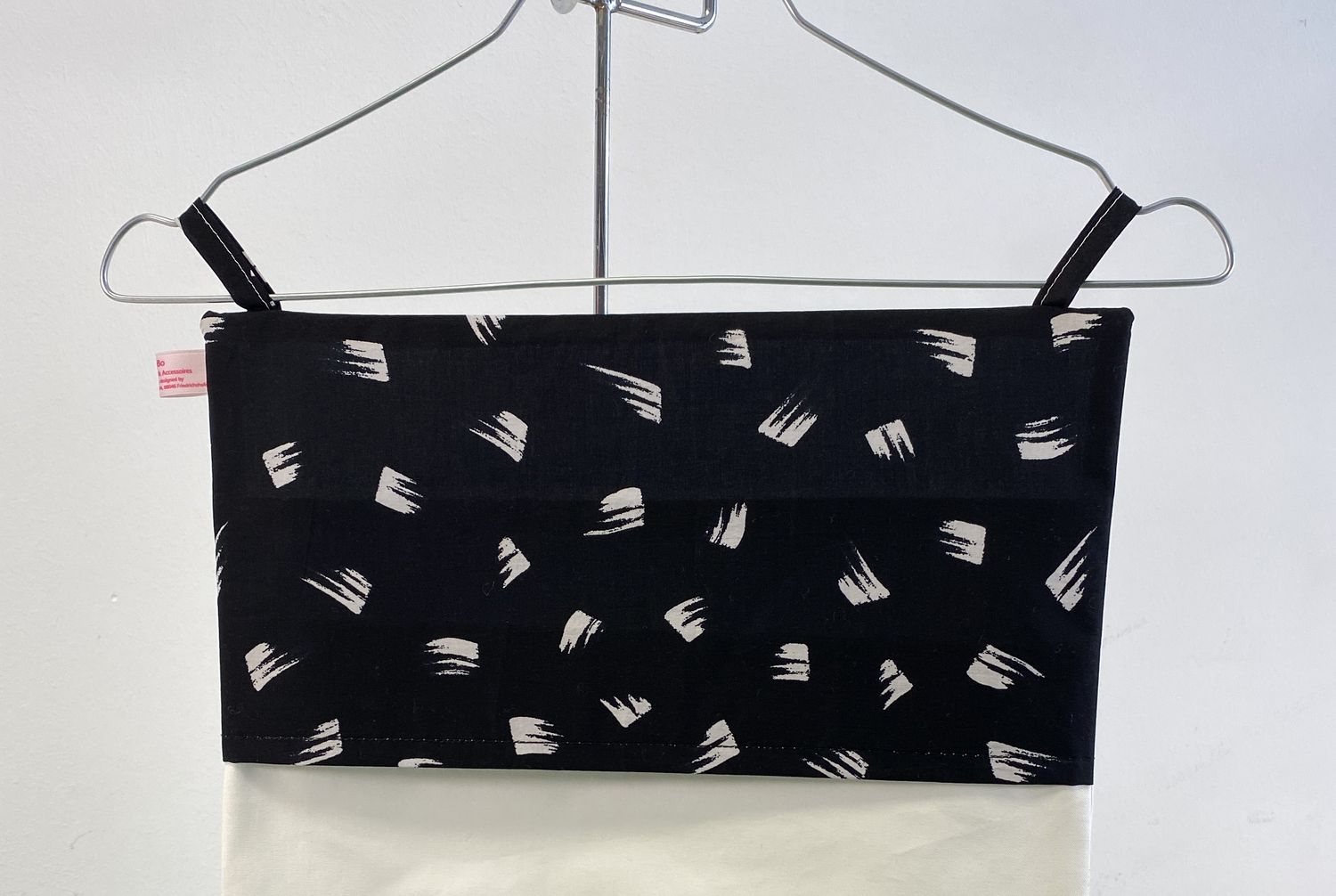 Wäschesammler mit Schwarz-Weiß-Design