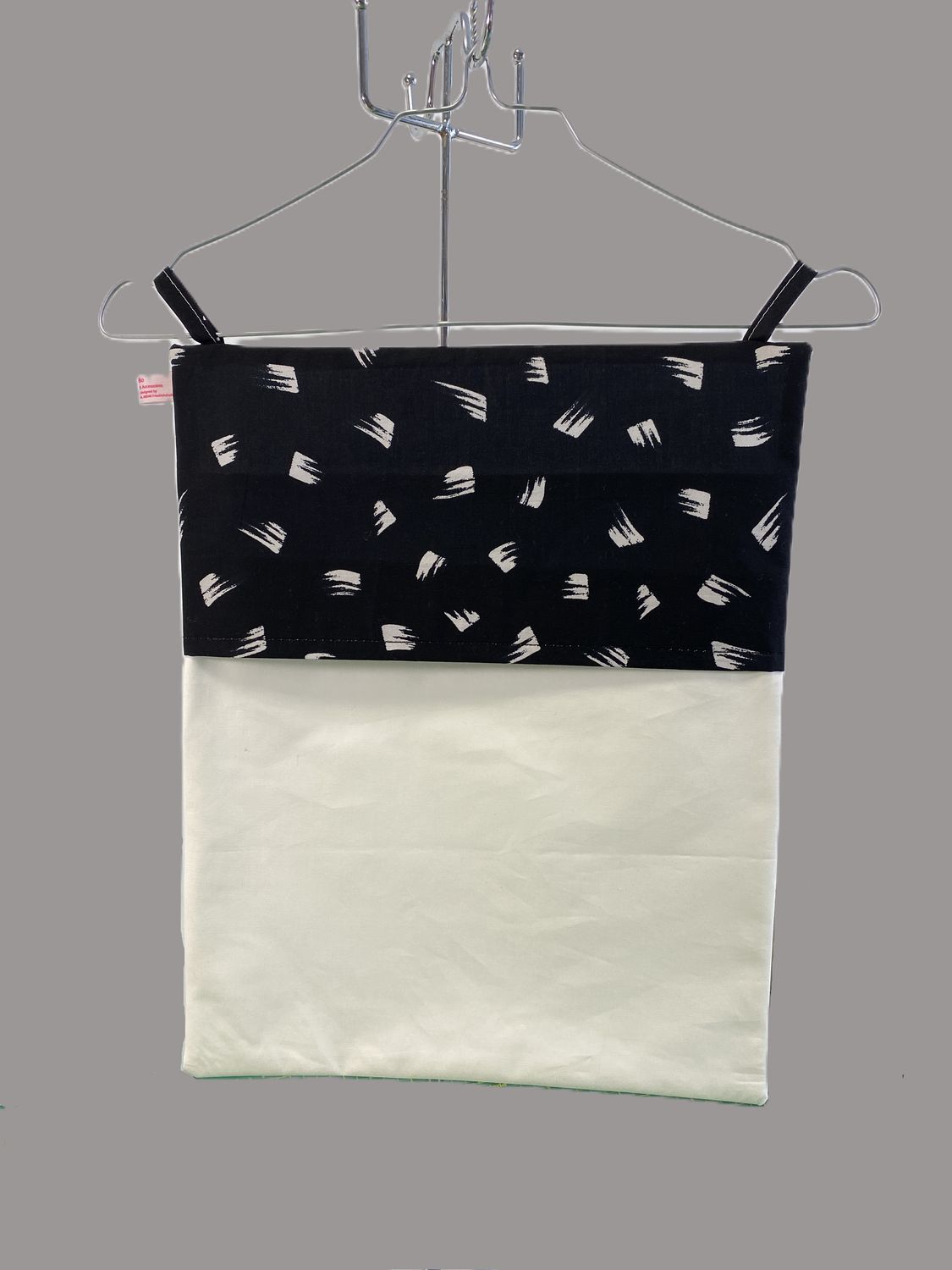 Wäschesammler mit Schwarz-Weiß-Design