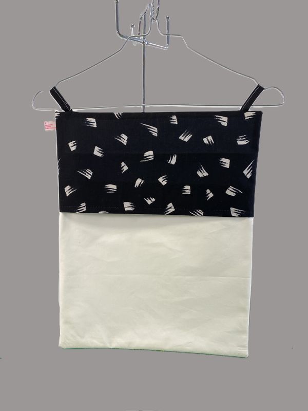 Wäschesammler mit Schwarz-Weiß-Design