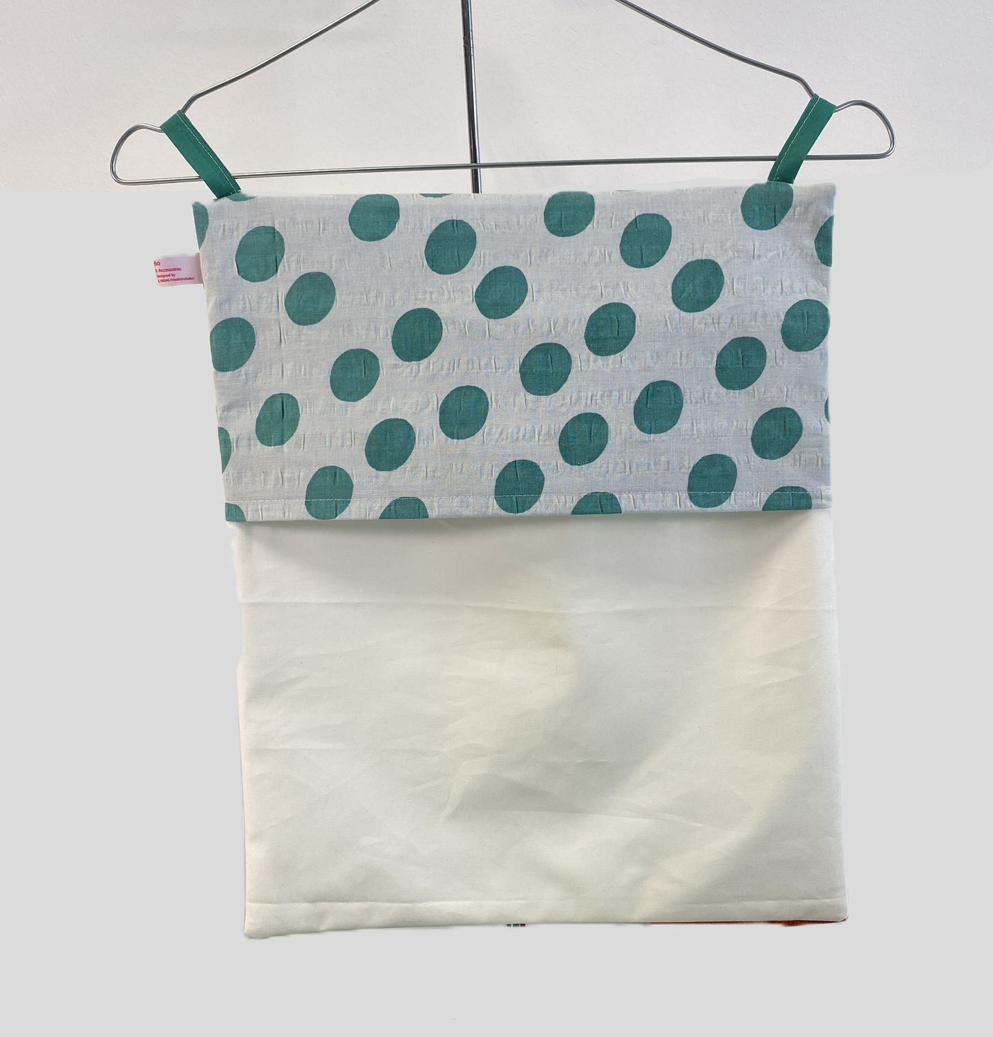 Wäschesammler mit grünen Punkten