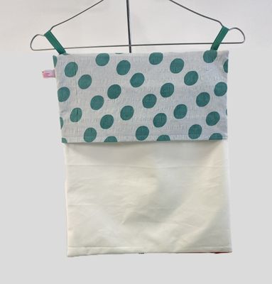 Wäschesammler mit grünen Punkten