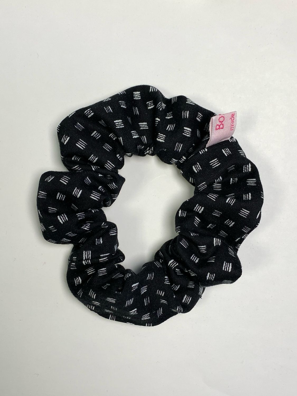 Haargummi „Schwarz mit grafischem Muster“ – handgefertigt