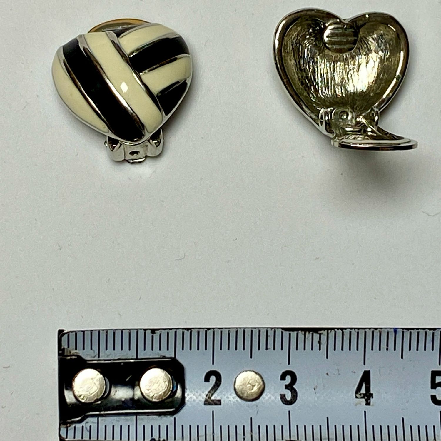 Vintage Herz Ohrclips Schwarz &amp; Creme – grafischer Modeschmuck