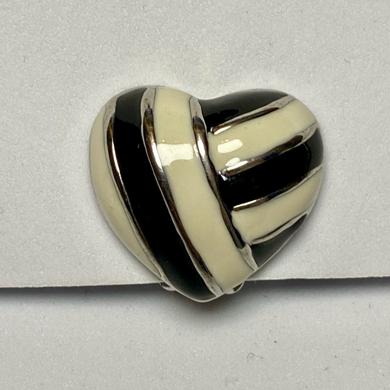 Vintage Herz Ohrclips Schwarz &amp; Creme – grafischer Modeschmuck