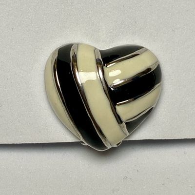 Vintage Herz Ohrclips Schwarz &amp; Creme – grafischer Modeschmuck