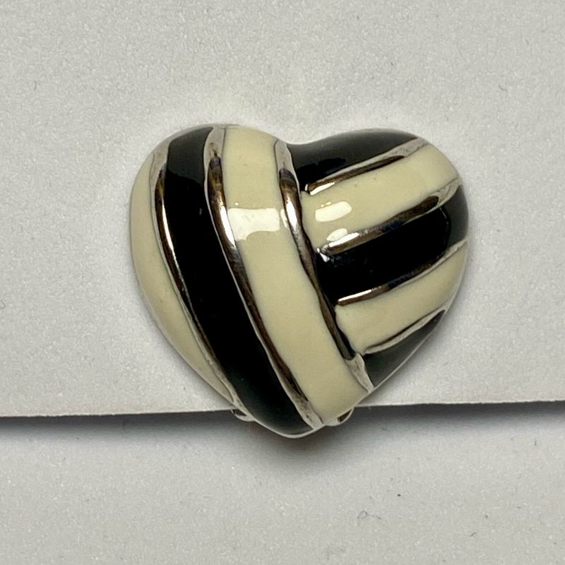 Vintage Herz Ohrclips Schwarz &amp; Creme – grafischer Modeschmuck