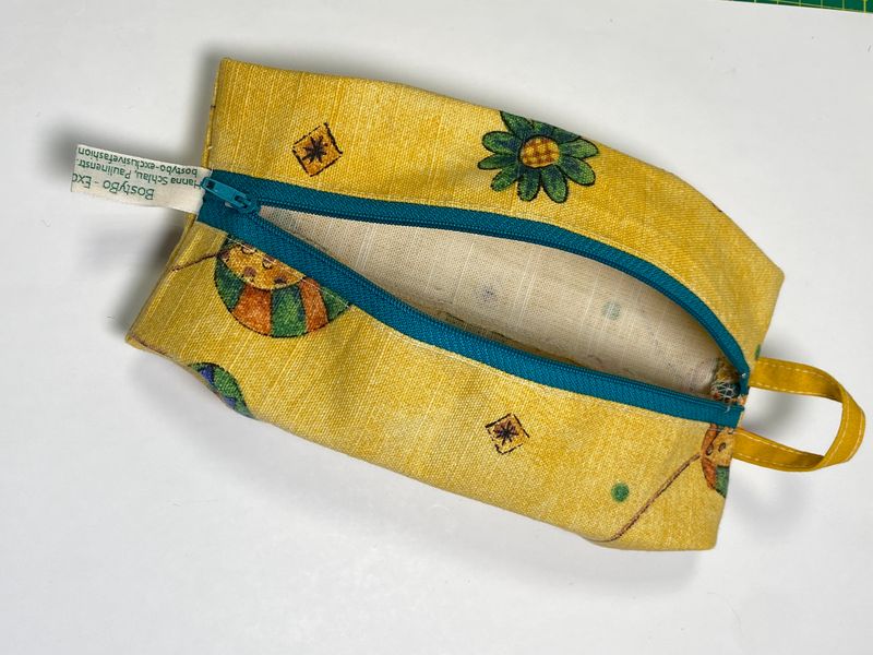 Entfaltbares Täschchen mit Aufhängeschlaufe – kompakt &amp; immer dabei