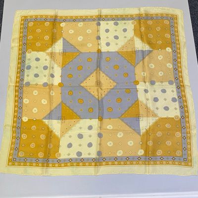 Seidentuch „Grafische Harmonie“ – Gelb & Blau | Second Love Seidentuch „Grafische Harmonie“ – Gelb & Blau | Second Love