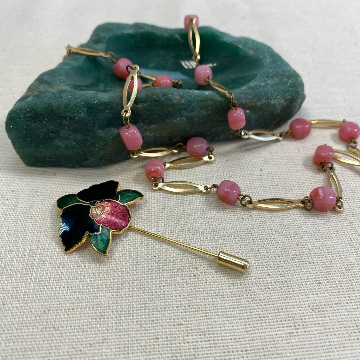 Vintage Schmuckset in roséfarben, goldfarben – Kette und  Emaille-Blütennadel