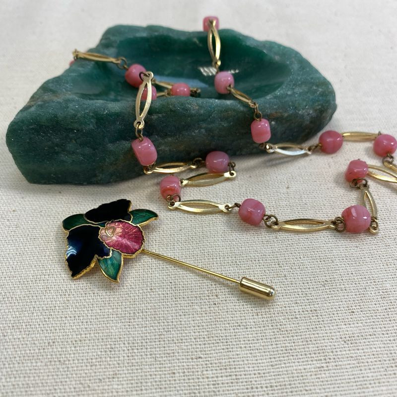 Vintage Schmuckset in roséfarben, goldfarben – Kette und  Emaille-Blütennadel