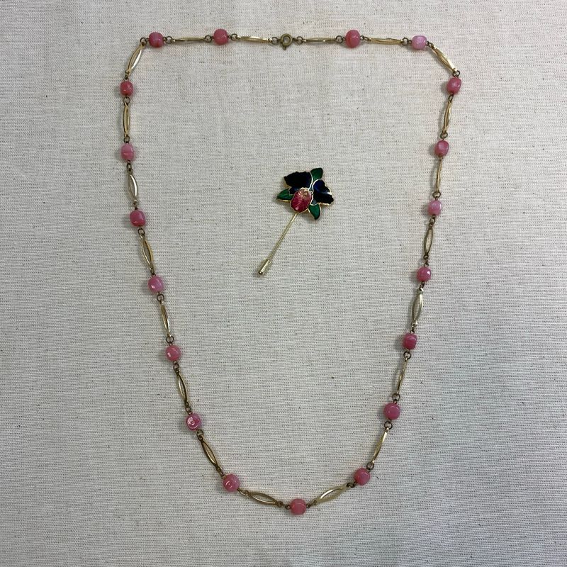 Vintage Schmuckset in roséfarben, goldfarben – Kette und  Emaille-Blütennadel