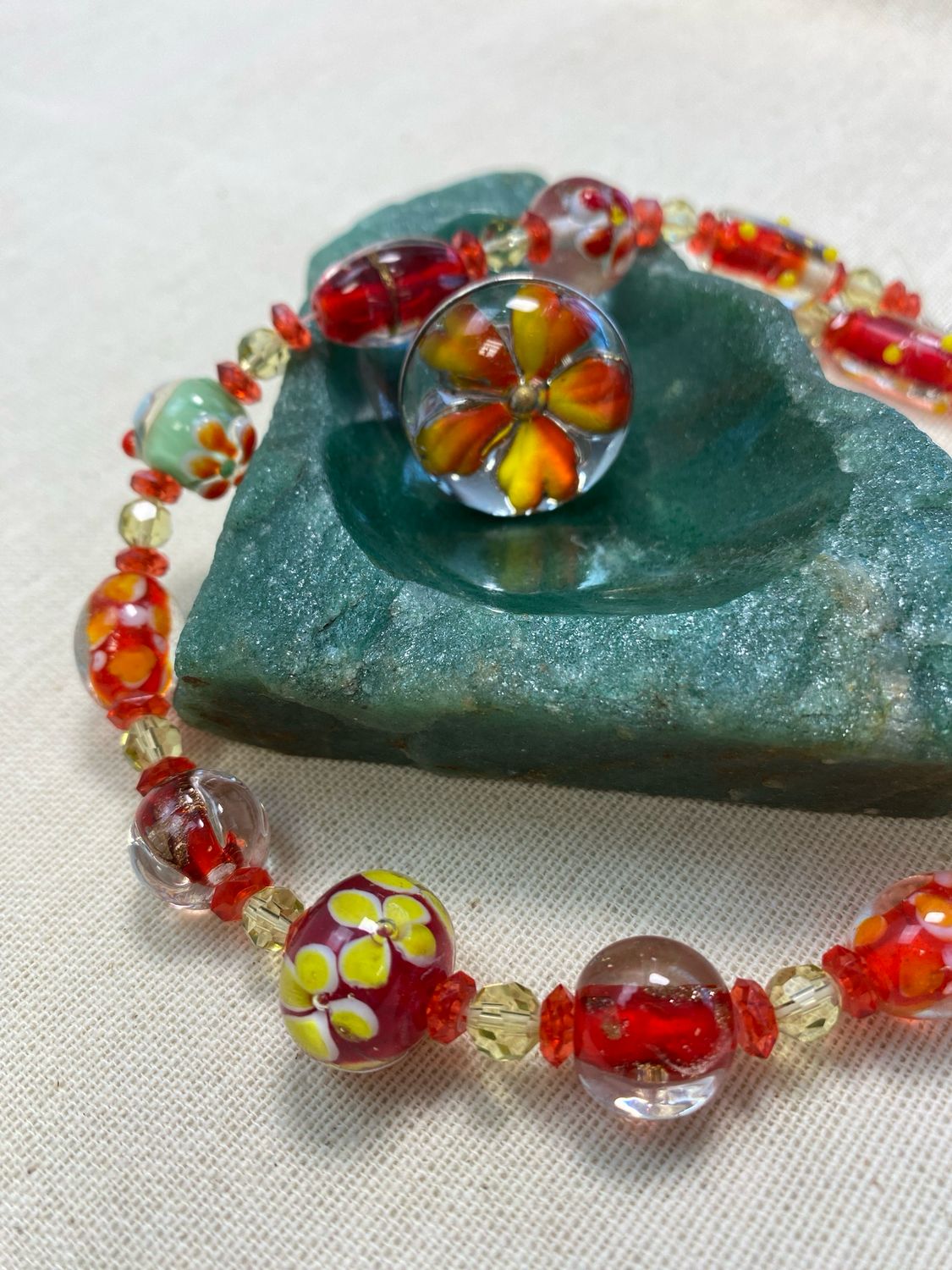 Farbenfrohes Schmuckset aus Glasperlen – Kette und Ring