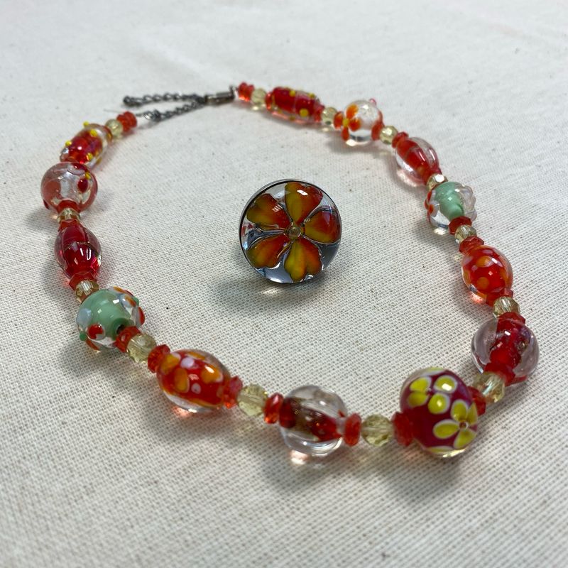Farbenfrohes Schmuckset aus Glasperlen – Kette und Ring