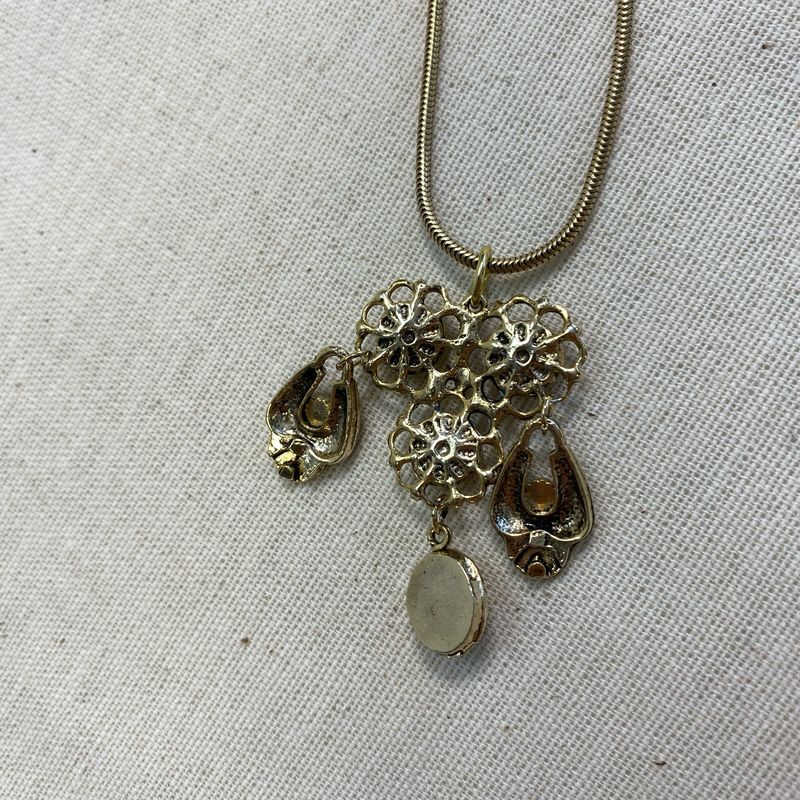 Statement-Kette mit ornamentalem Anhänger in Violett und  Goldfarben