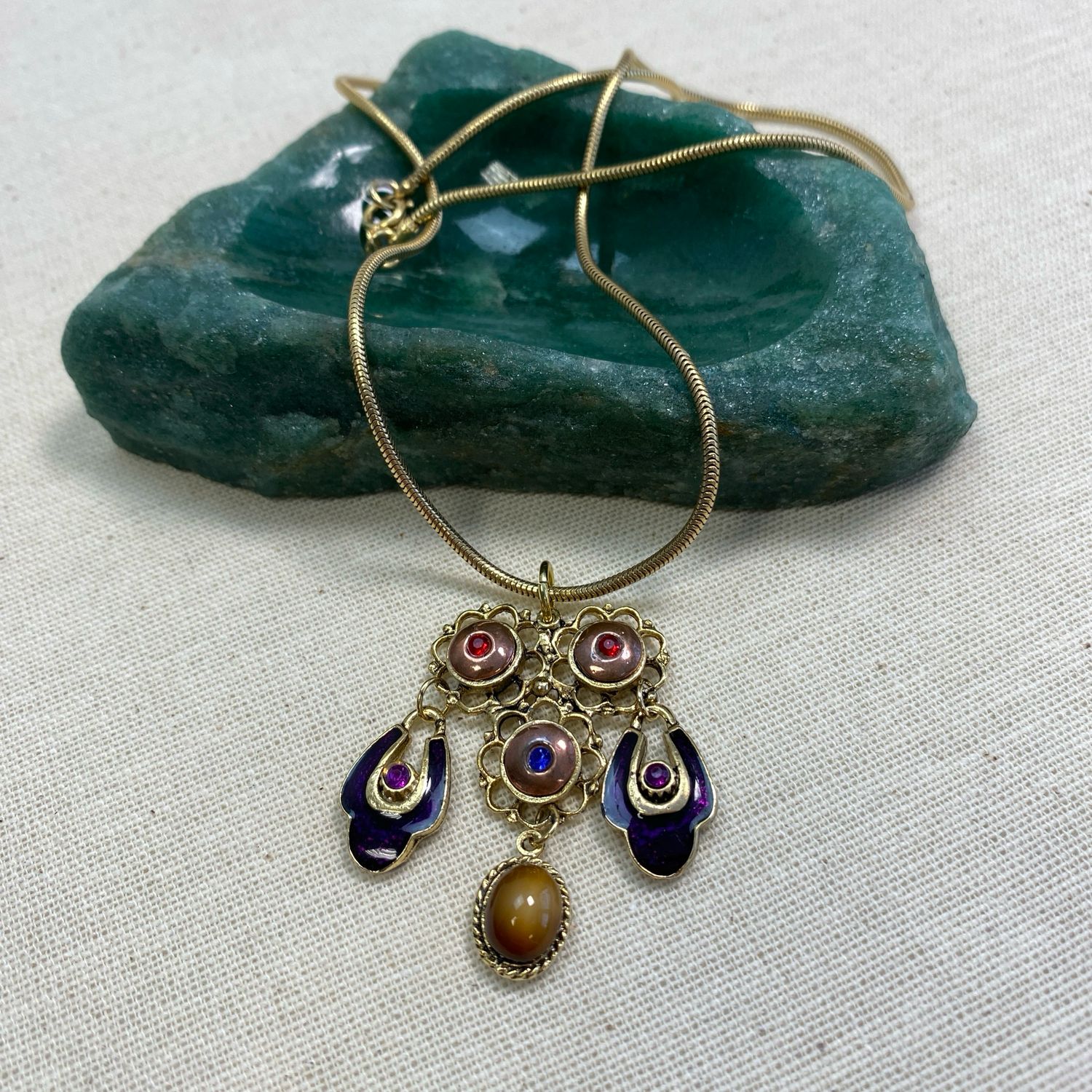 Statement-Kette mit ornamentalem Anhänger in Violett und  Goldfarben