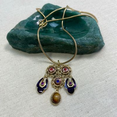 Statement-Kette mit ornamentalem Anhänger in Violett und  Goldfarben