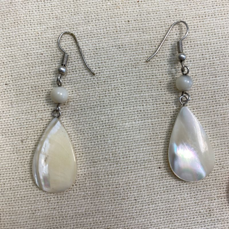 Schmuckset mit Perlmutt – lange Kette und Ohrhänger