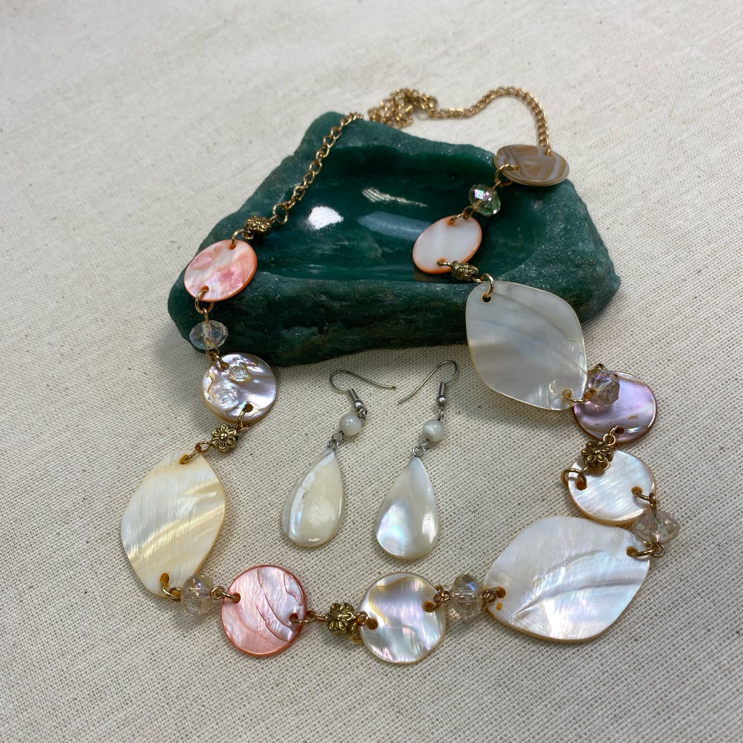 Schmuckset mit Perlmutt – lange Kette und Ohrhänger
