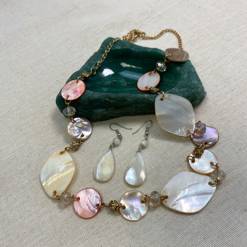 Schmuckset mit Perlmutt – lange Kette und Ohrhänger