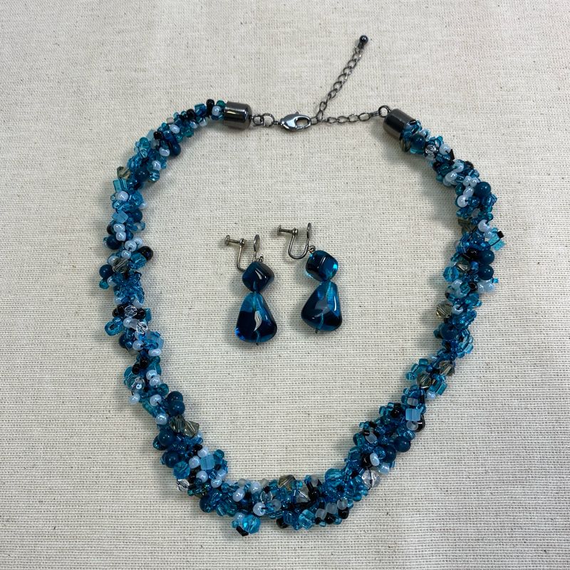 Opulentes Schmuckset in leuchtenden Blautönen – Kette und Ohrclips